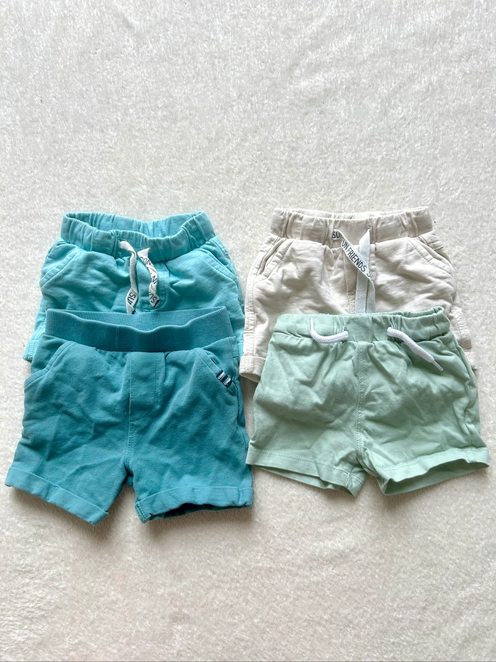 Lot 4 Shorts Neufs • Taille 6 mois 